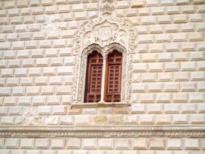  fabricación y montaje de estructuras metálicas, elementos de cerrajería y carpintería de madera.