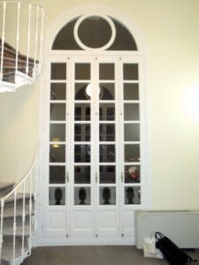  fabricación y montaje de estructuras metálicas, elementos de cerrajería y carpintería de madera.